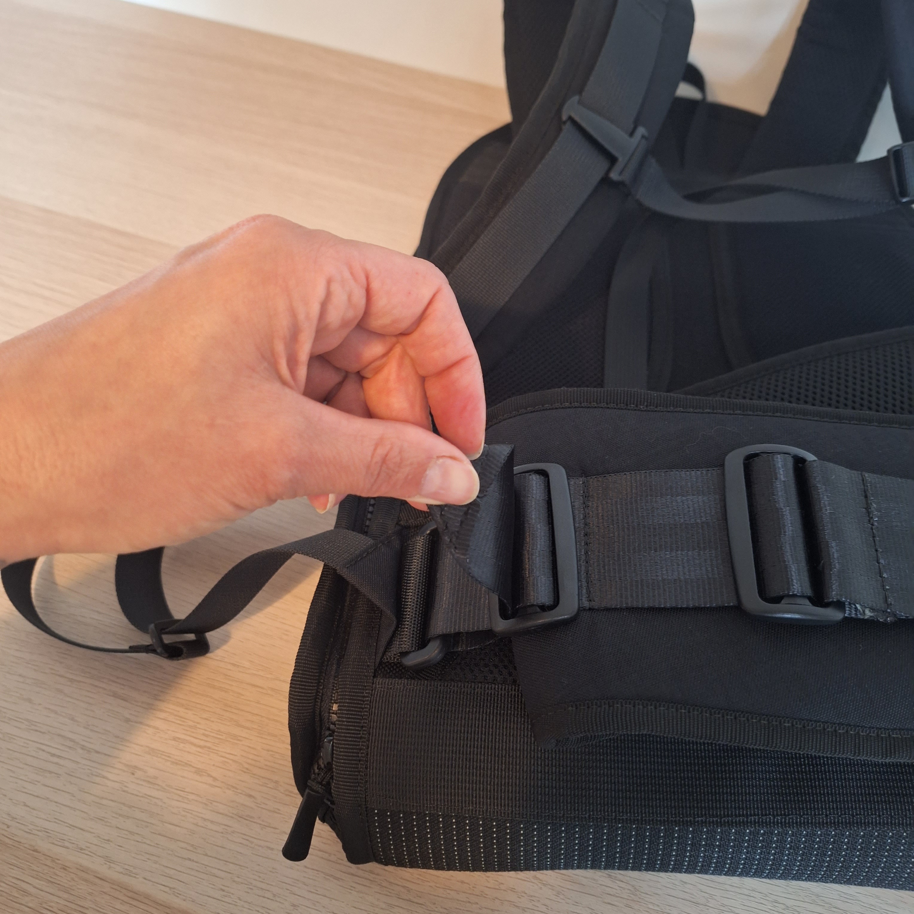 Hüftgurt einfädeln 2