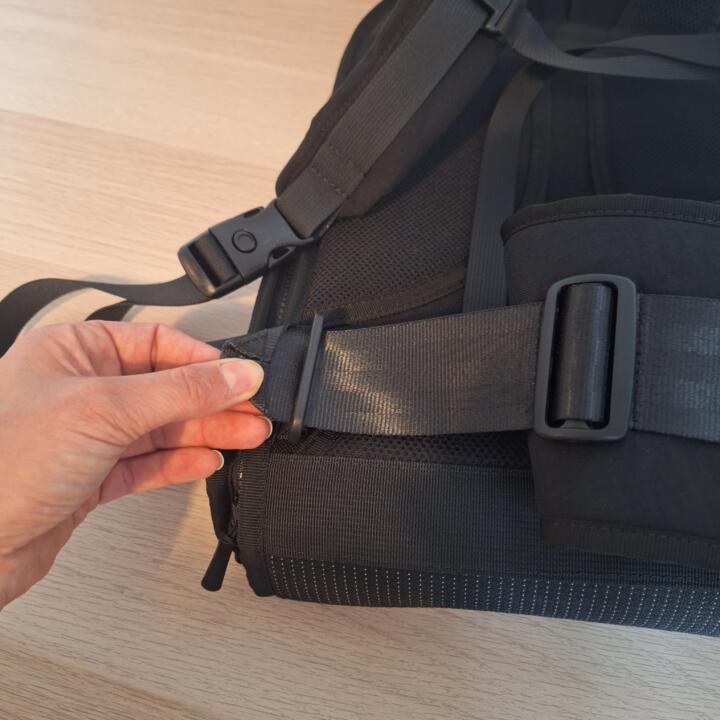 Hüftgurt einfädeln 1